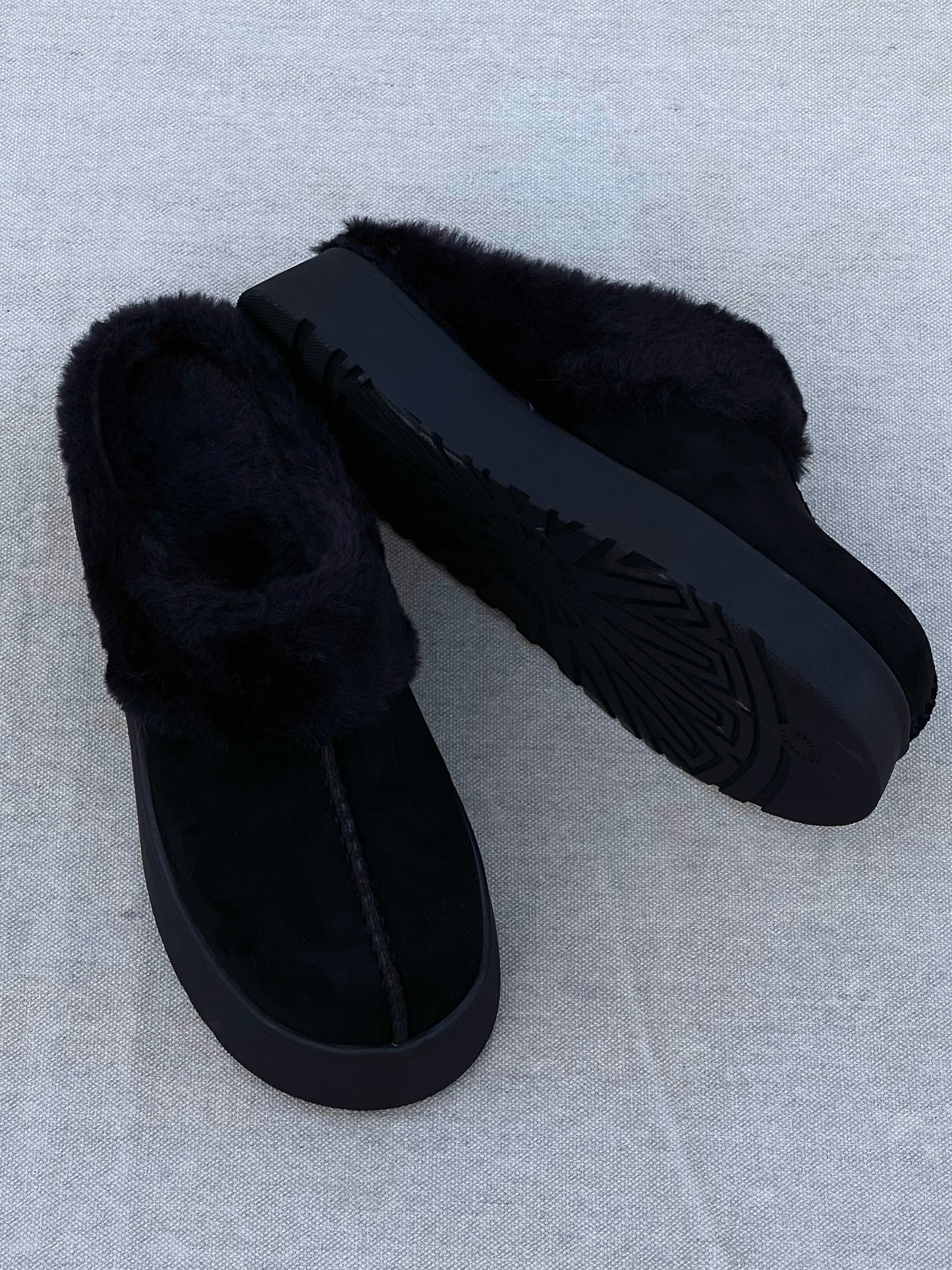 Black faux fur & suede slides