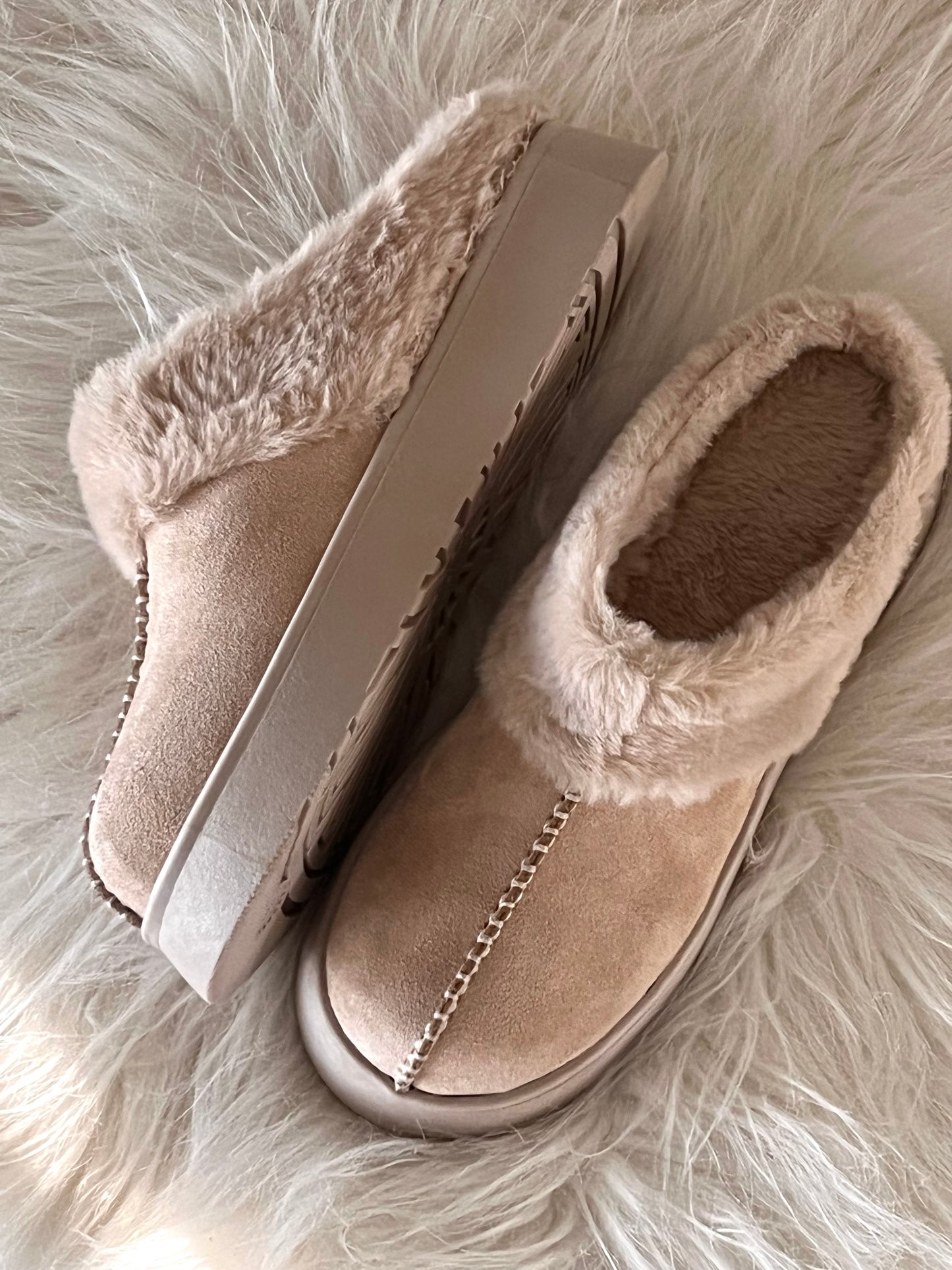 Beige faux fur & suede slides
