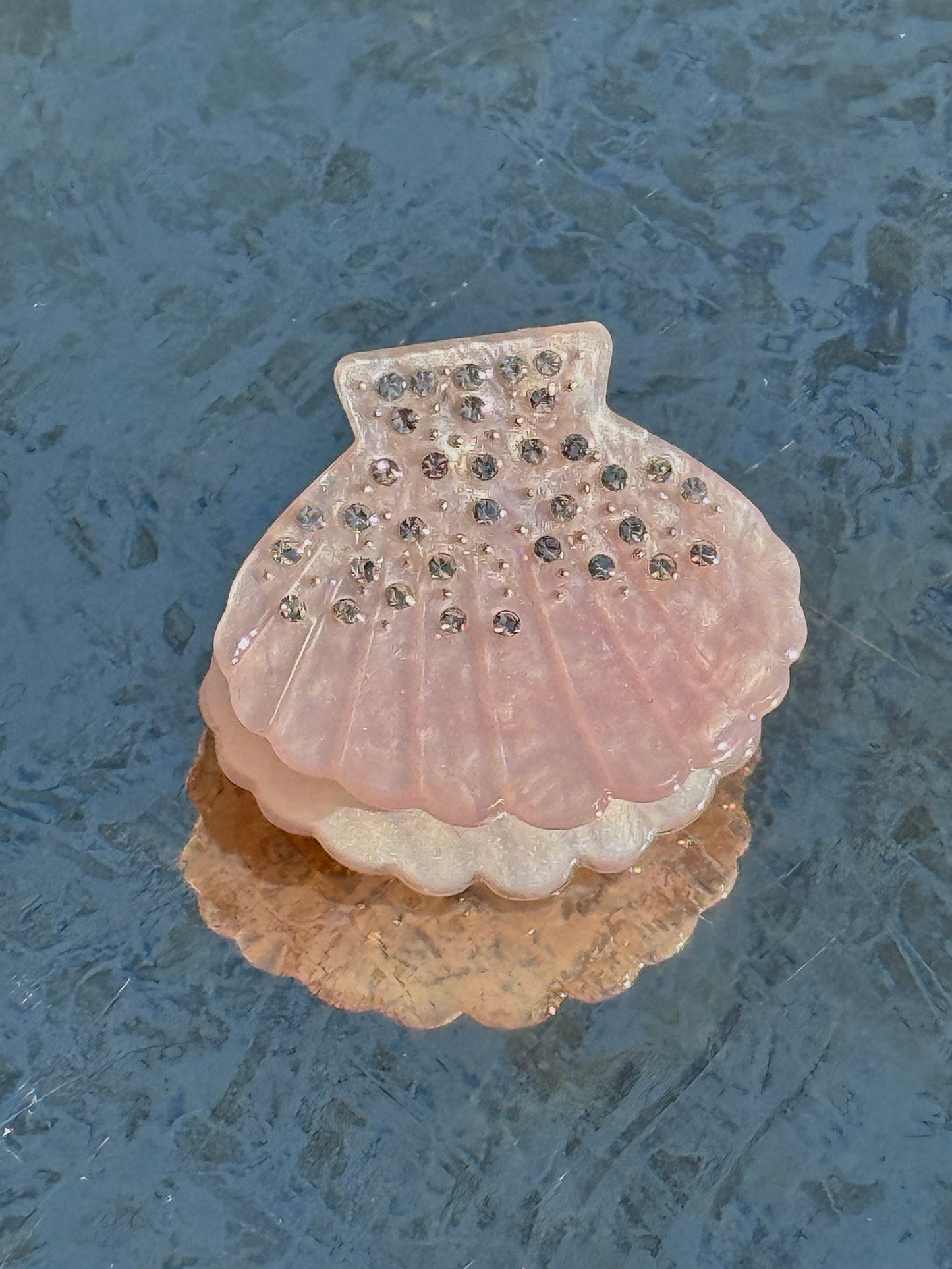 Shell Kiss Mini Hair Clip